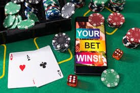 မြန်မာ ကစားသမား phone ဖြင့် luckg ငွေထုတ်နေသောမြင်ကွင်း